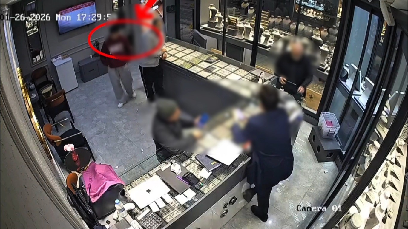 Kendilerini güvenlik güçleri ve savcı olarak tanıtıp, yaşlıları 1 milyon TL dolandırdılar
Kendilerini güvenlik güçleri ve savcı olarak tanıtıp, yaşlıları 1 milyon TL dolandırdılar