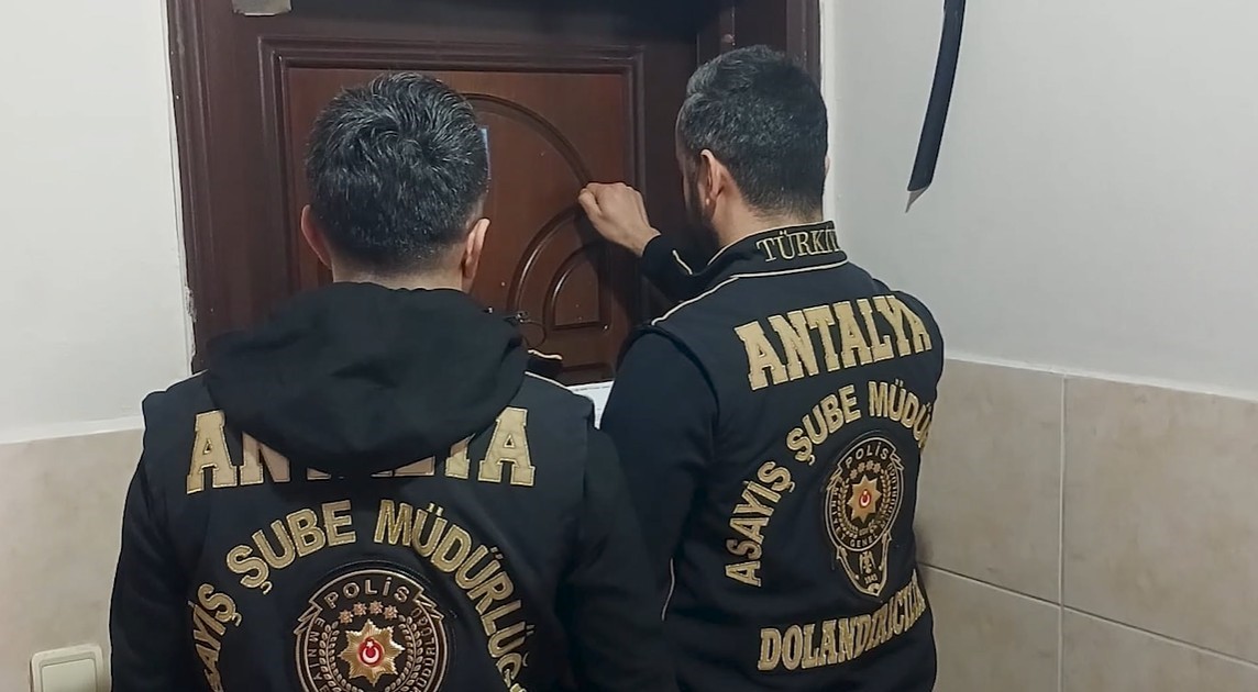 Kendilerini polis ve savcı olarak tanıtıp 16 milyon liralık vurgun yaptılar
