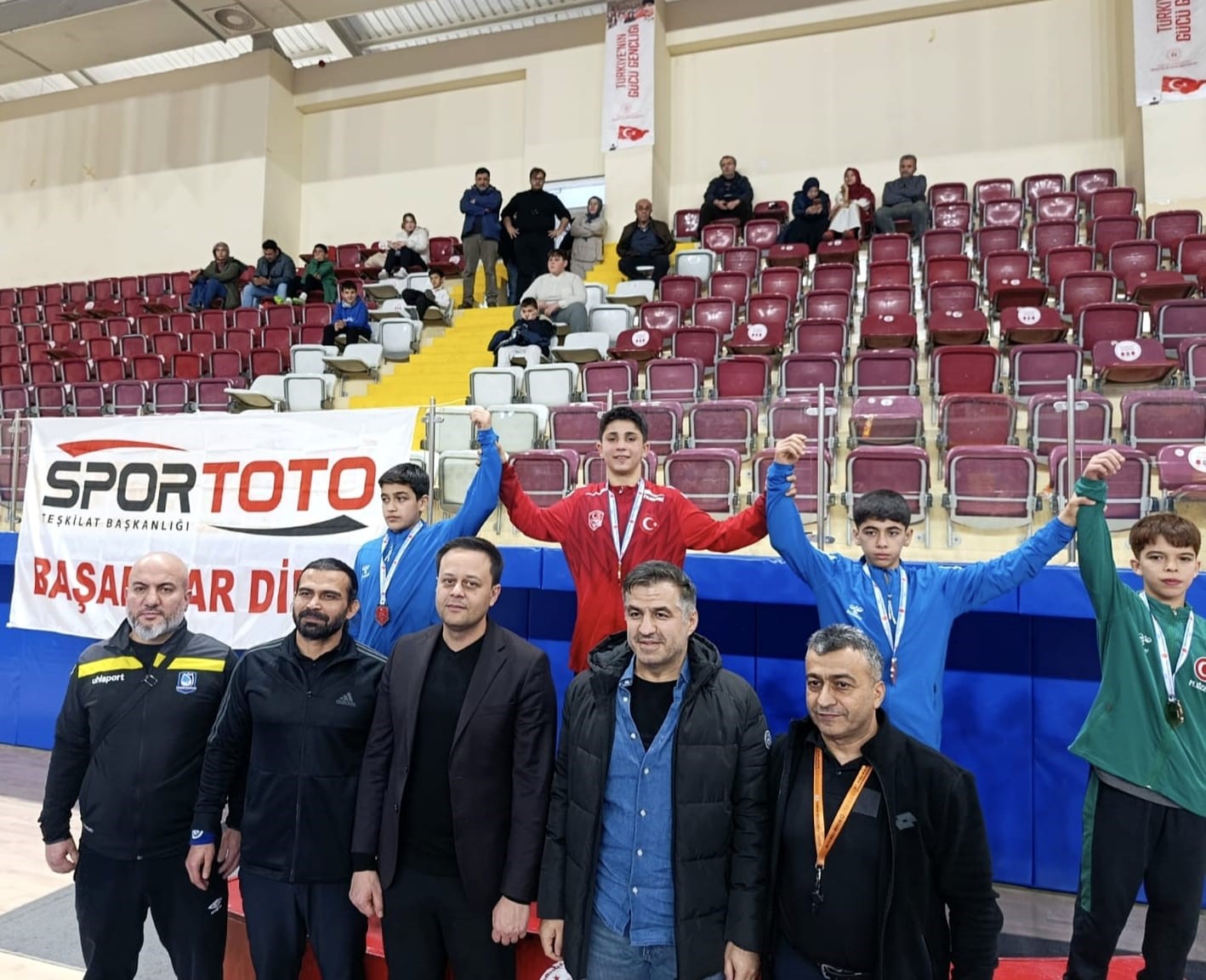 Kendinden iki yaş büyüklerle mücadele edip zirveye çıktı
