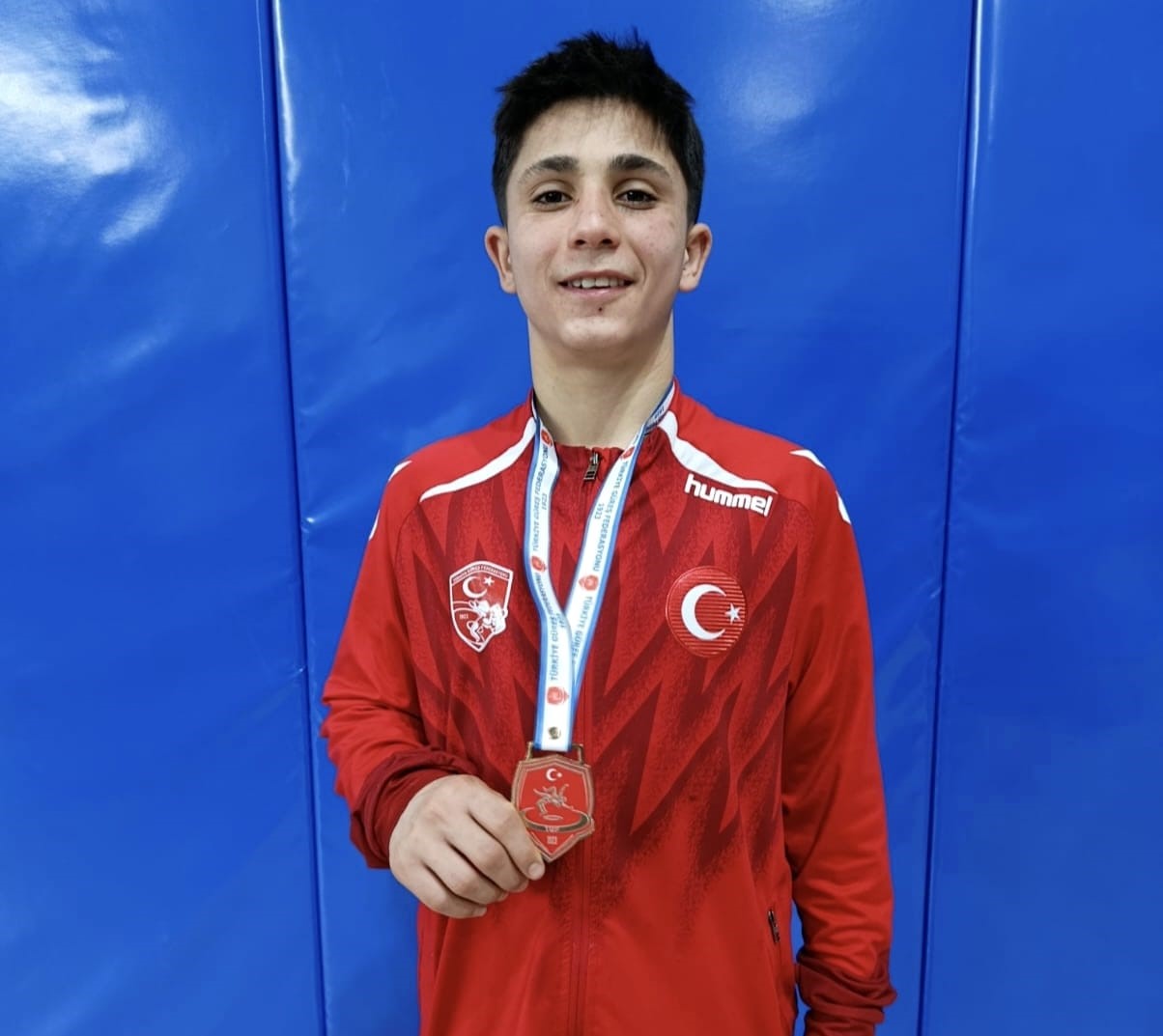 Kendinden iki yaş büyüklerle mücadele edip zirveye çıktı
