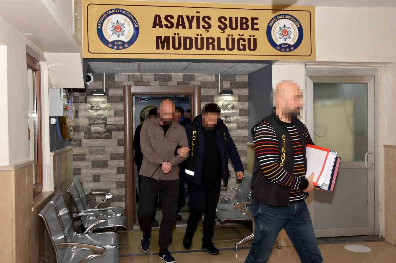 Kendini polis olarak tanıtıp dolandırıcılık yapan 6 şüpheli tutuklandı
