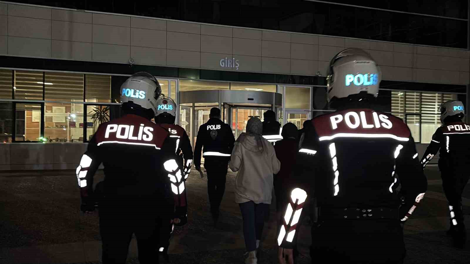 Kendini savcı olarak tanıtıp yaşlı kadının altınlarını alan 2 şüpheli yakalandı
