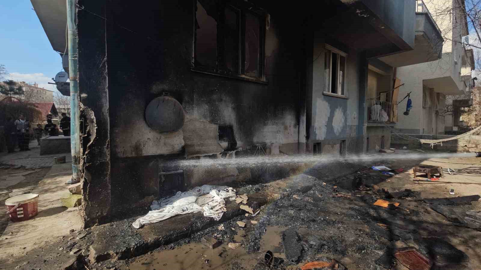 Kendini tehlikeye atan polis yangının büyümesini önledi
