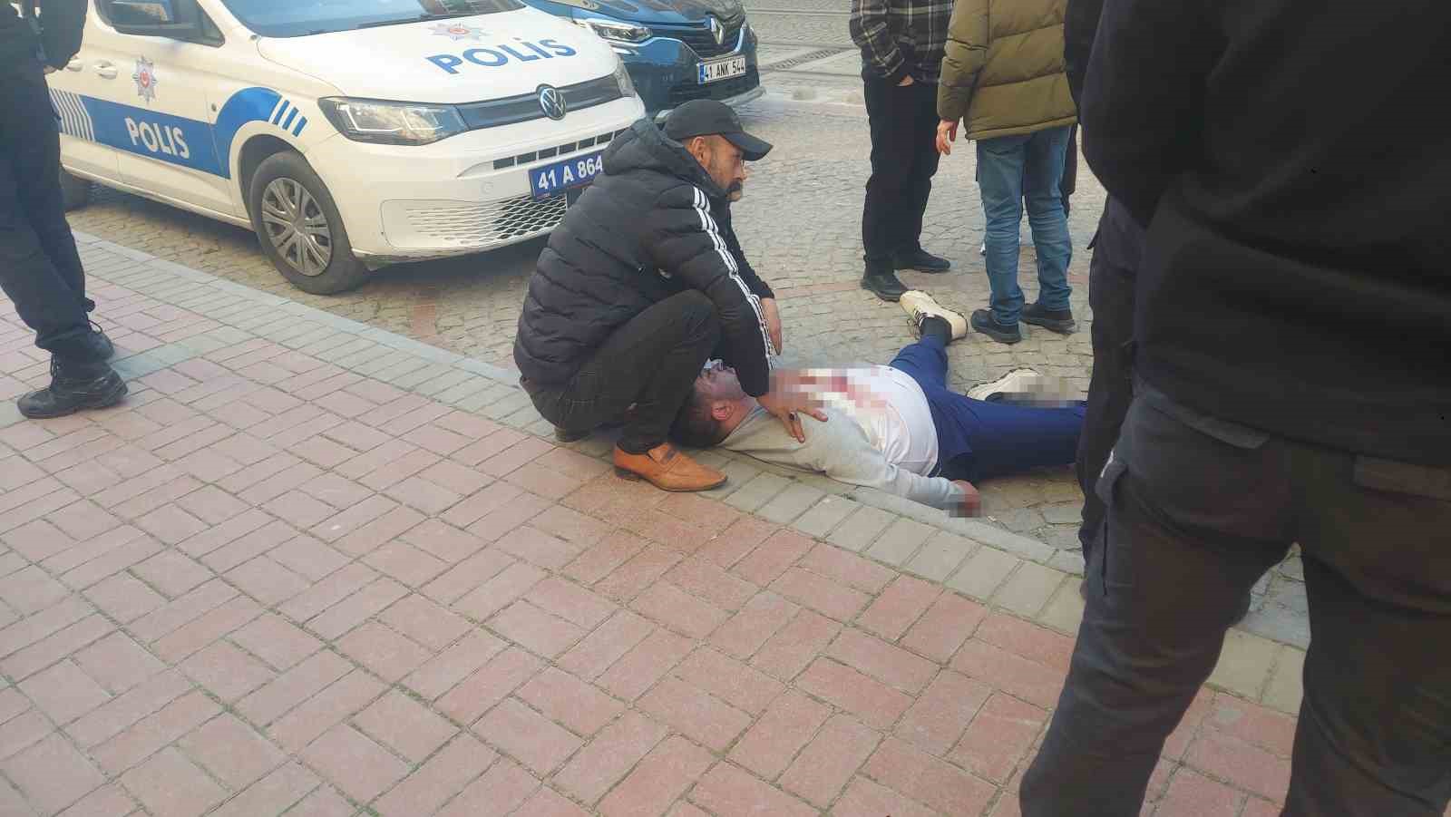 Kendisine istismarda bulunduğunu iddia ettiği şahsı adliye önünde kalbinden bıçakladı
