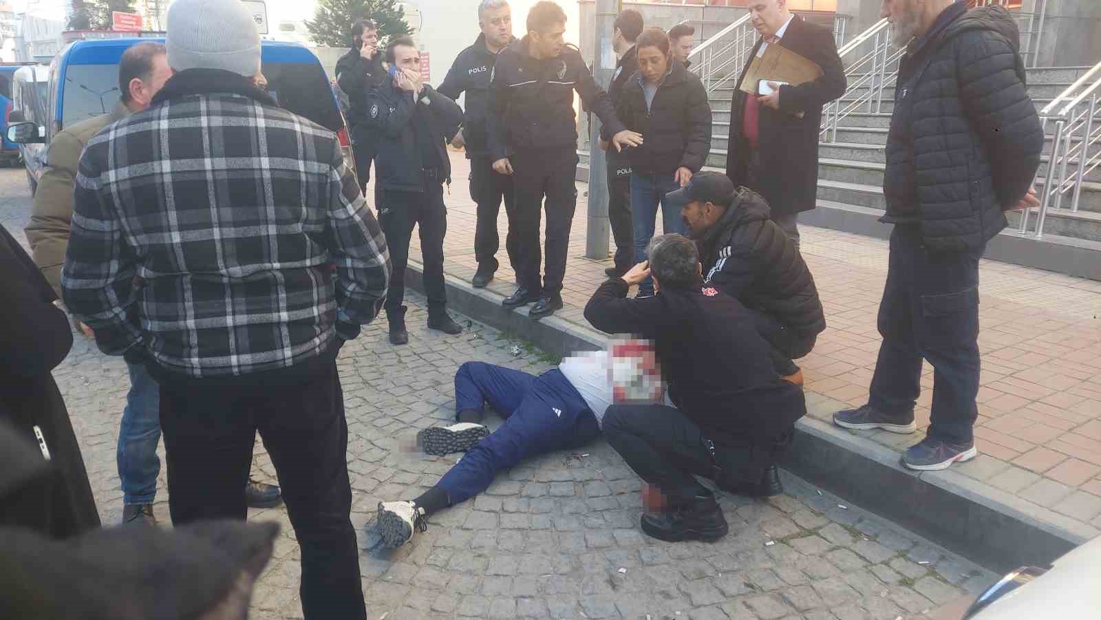 Kendisine istismarda bulunduğunu iddia ettiği şahsı adliye önünde kalbinden bıçakladı
