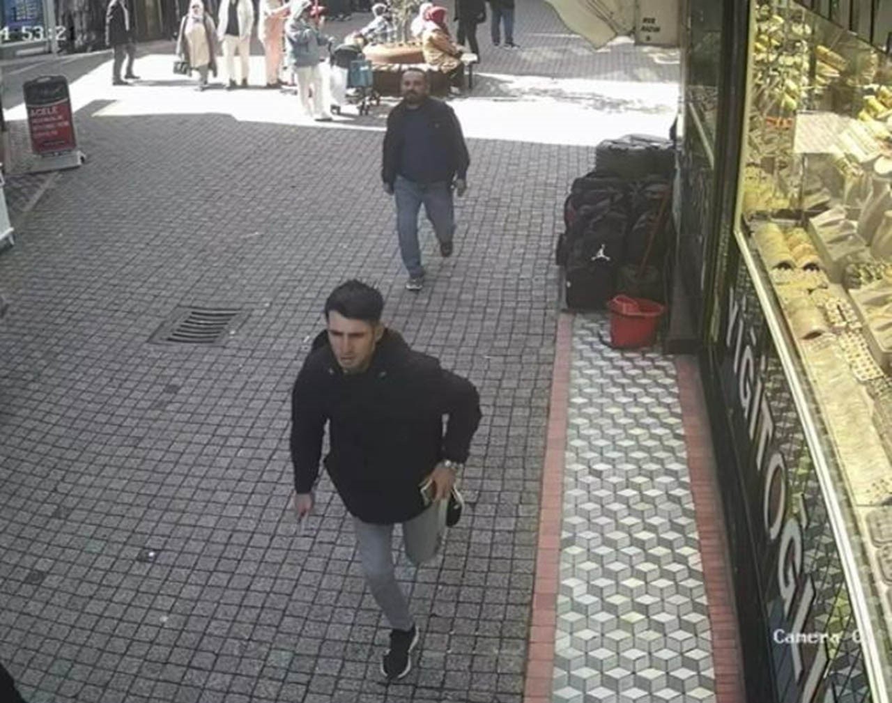 Kendisini polis olarak tanıtıp kuyumcuyu soyan zanlı tutuklandı
Kendisini polis olarak tanıtıp kuyumcuyu soyan zanlı tutuklandı