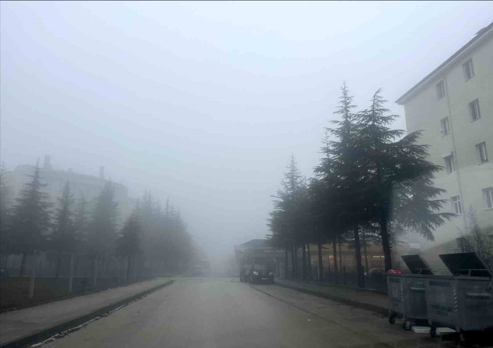 Kentin yüksek kesimlerinde sis etkili oldu
