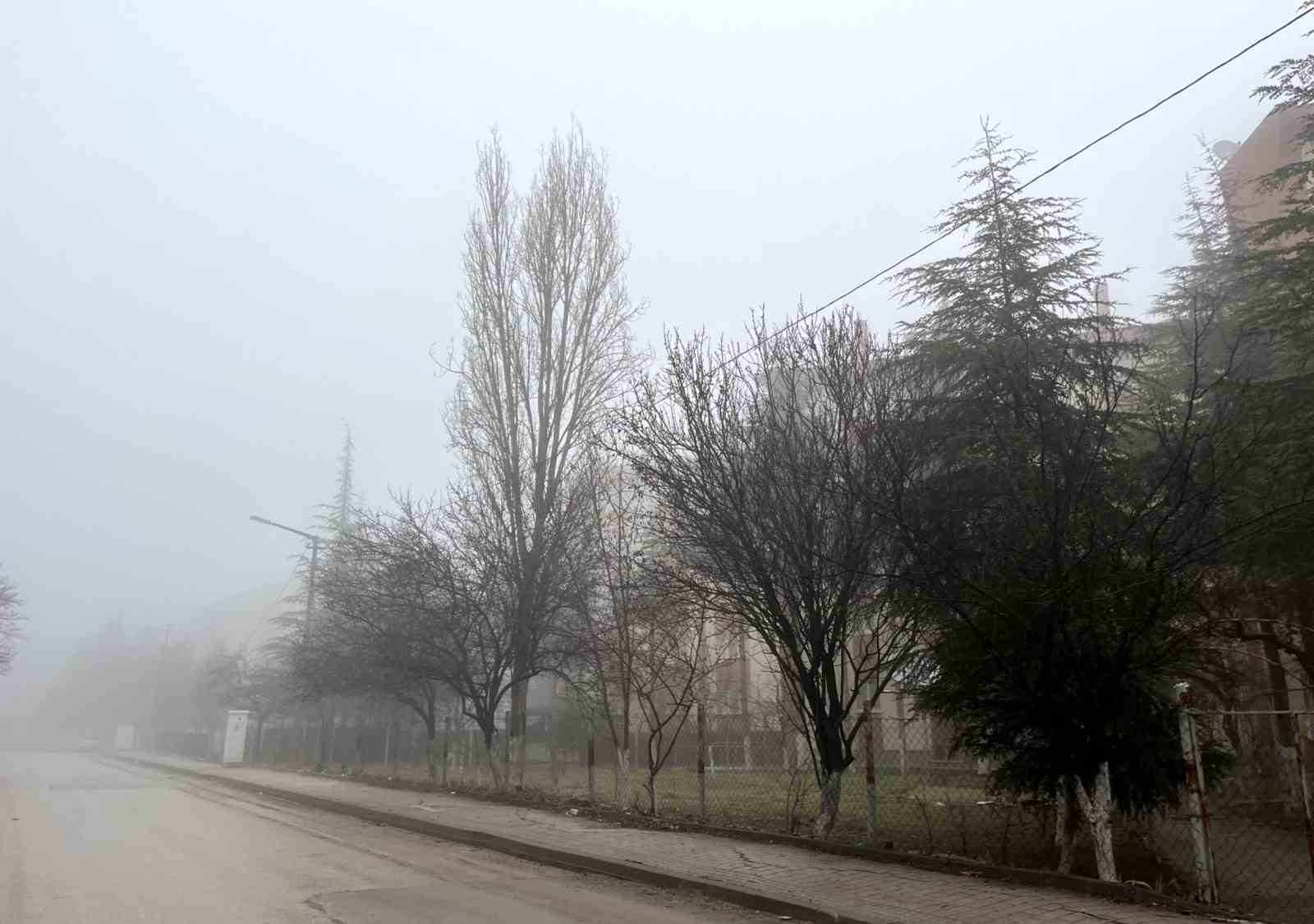 Kentin yüksek kesimlerinde sis etkili oldu
