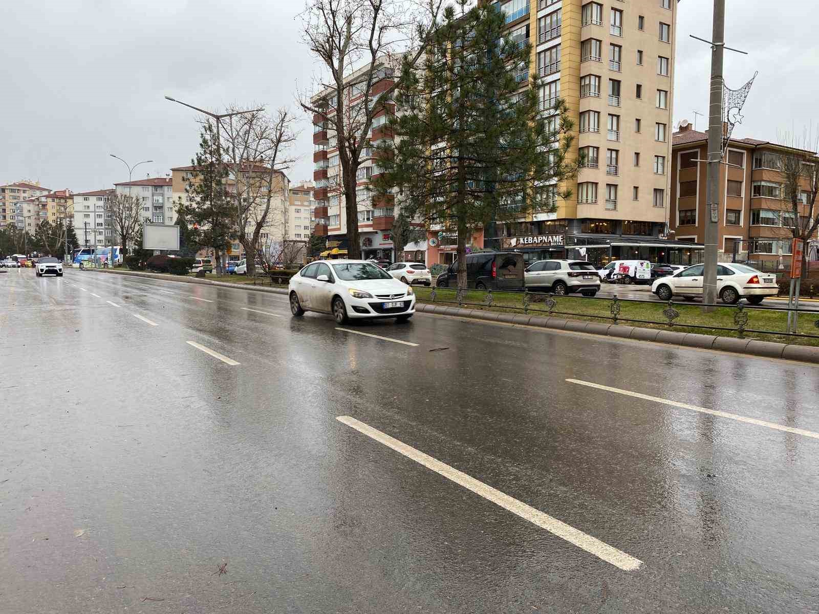 Kentte oluşan fırtına yağmurla beraber şiddetini arttırdı
