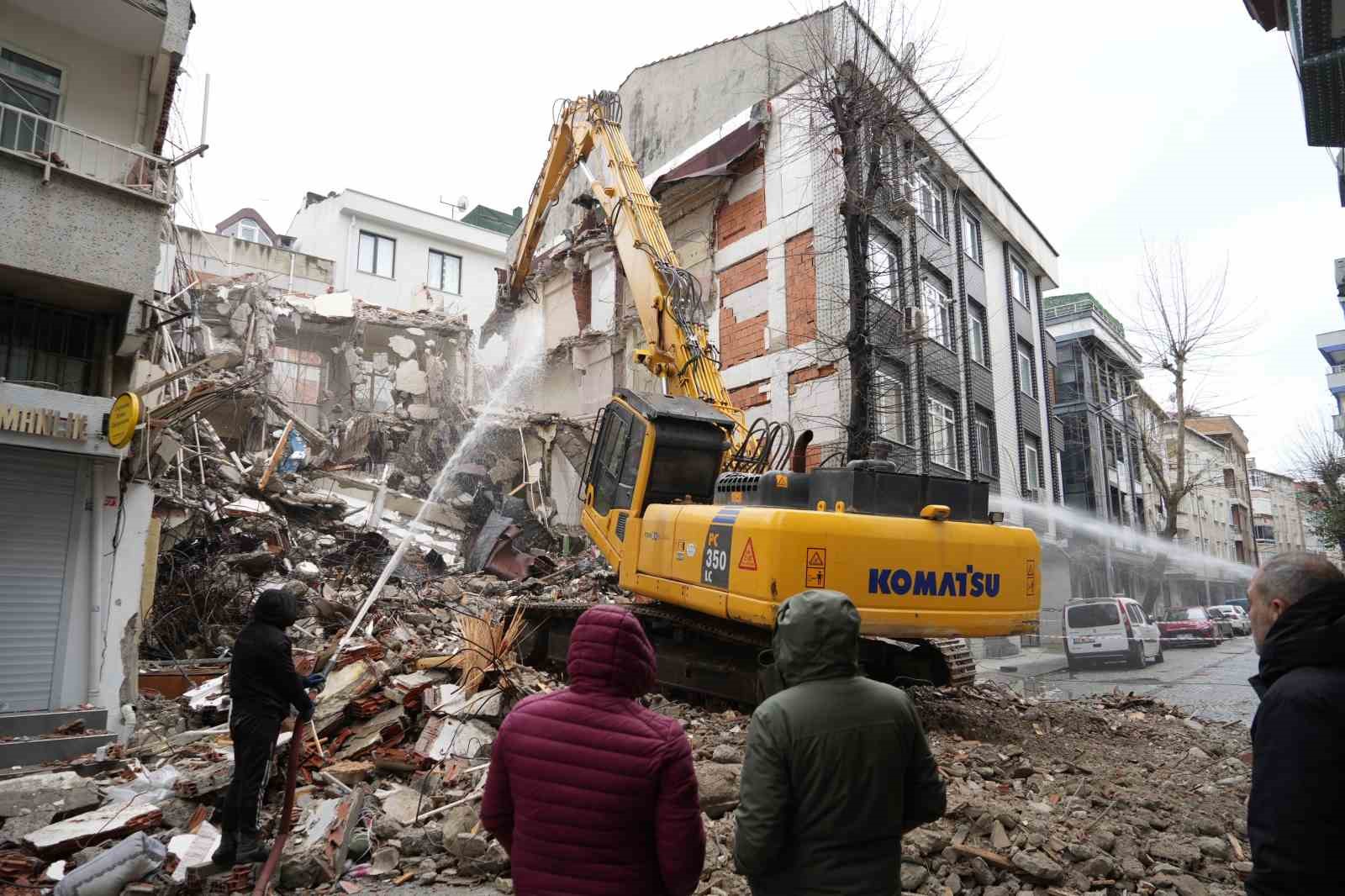 Kepçe komşu eve girdi, genç kız çığlık atarak yardım istedi
