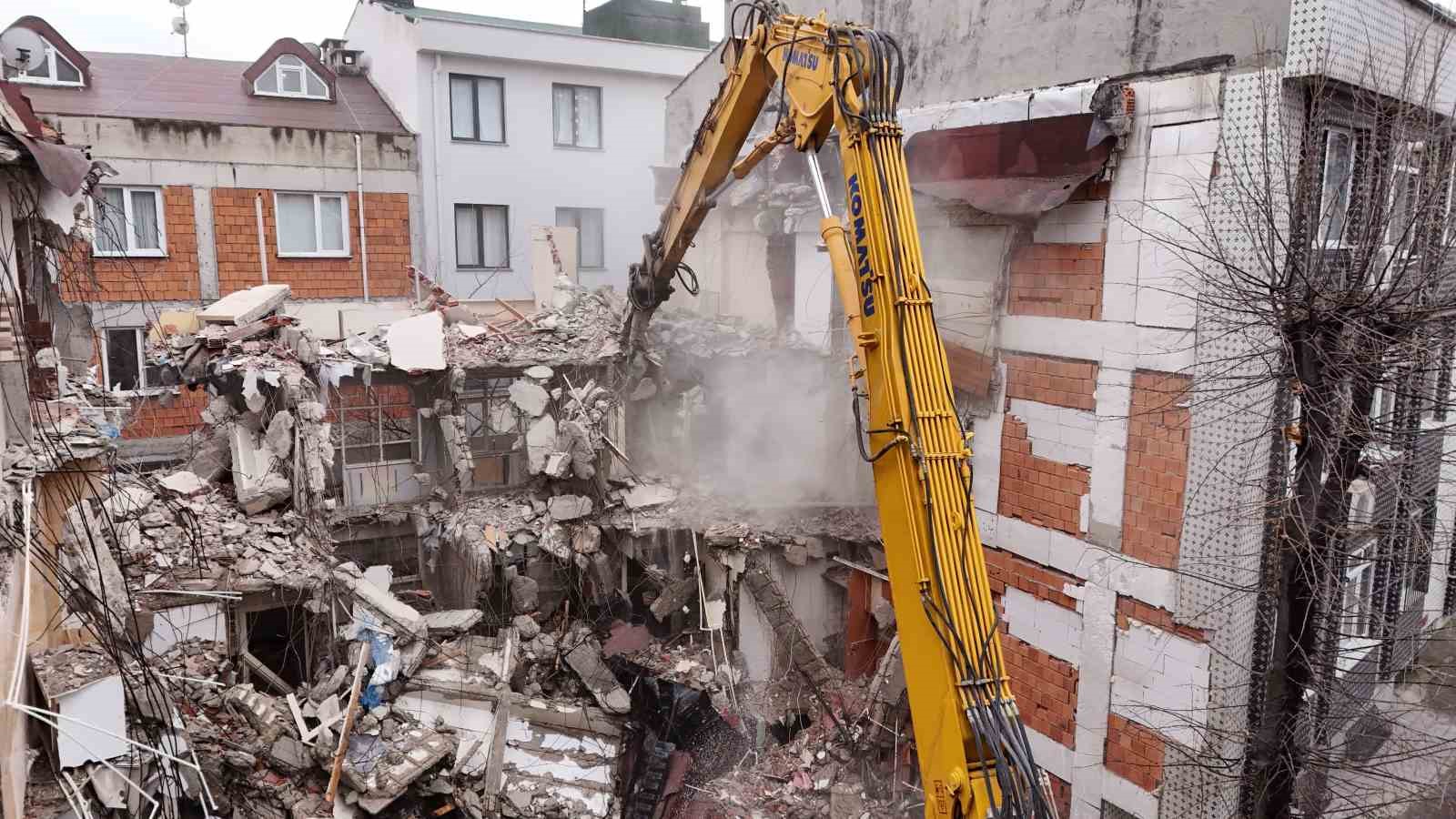 Kepçe komşu eve girdi, genç kız çığlık atarak yardım istedi
