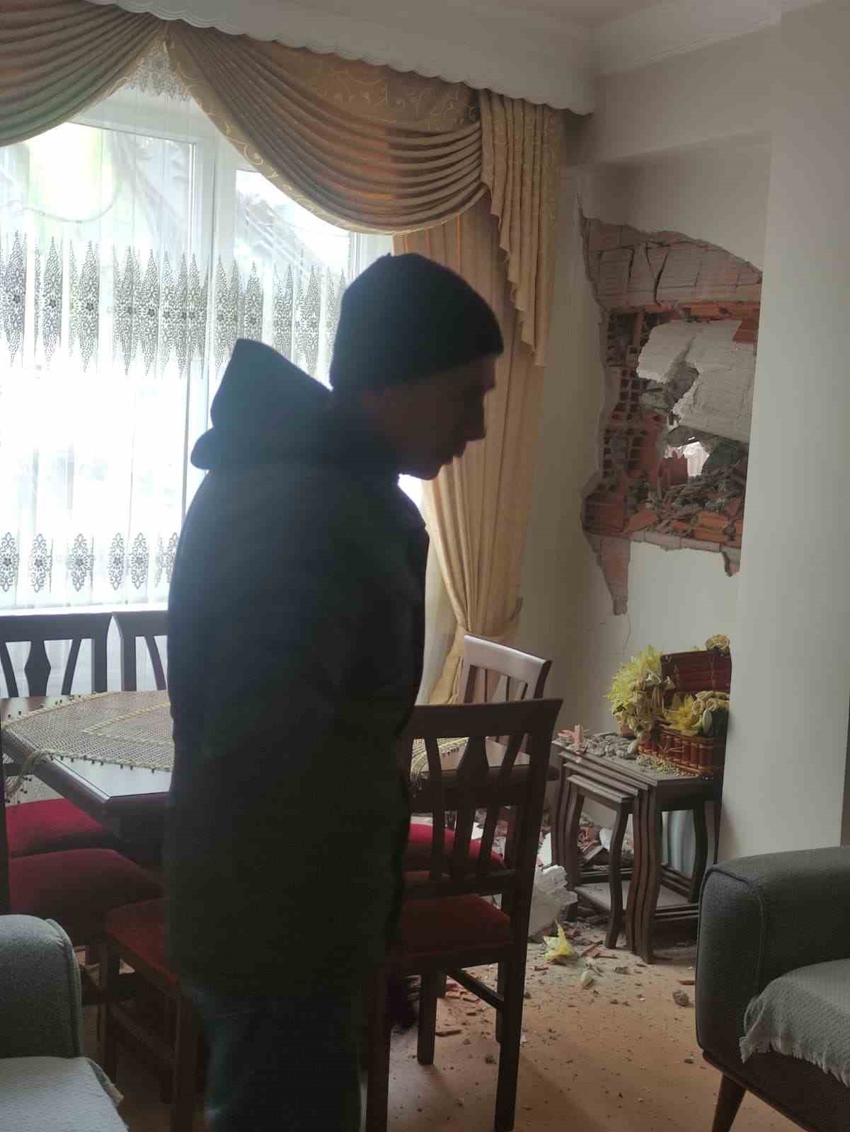 Kepçe komşu eve girdi, genç kız çığlık atarak yardım istedi
