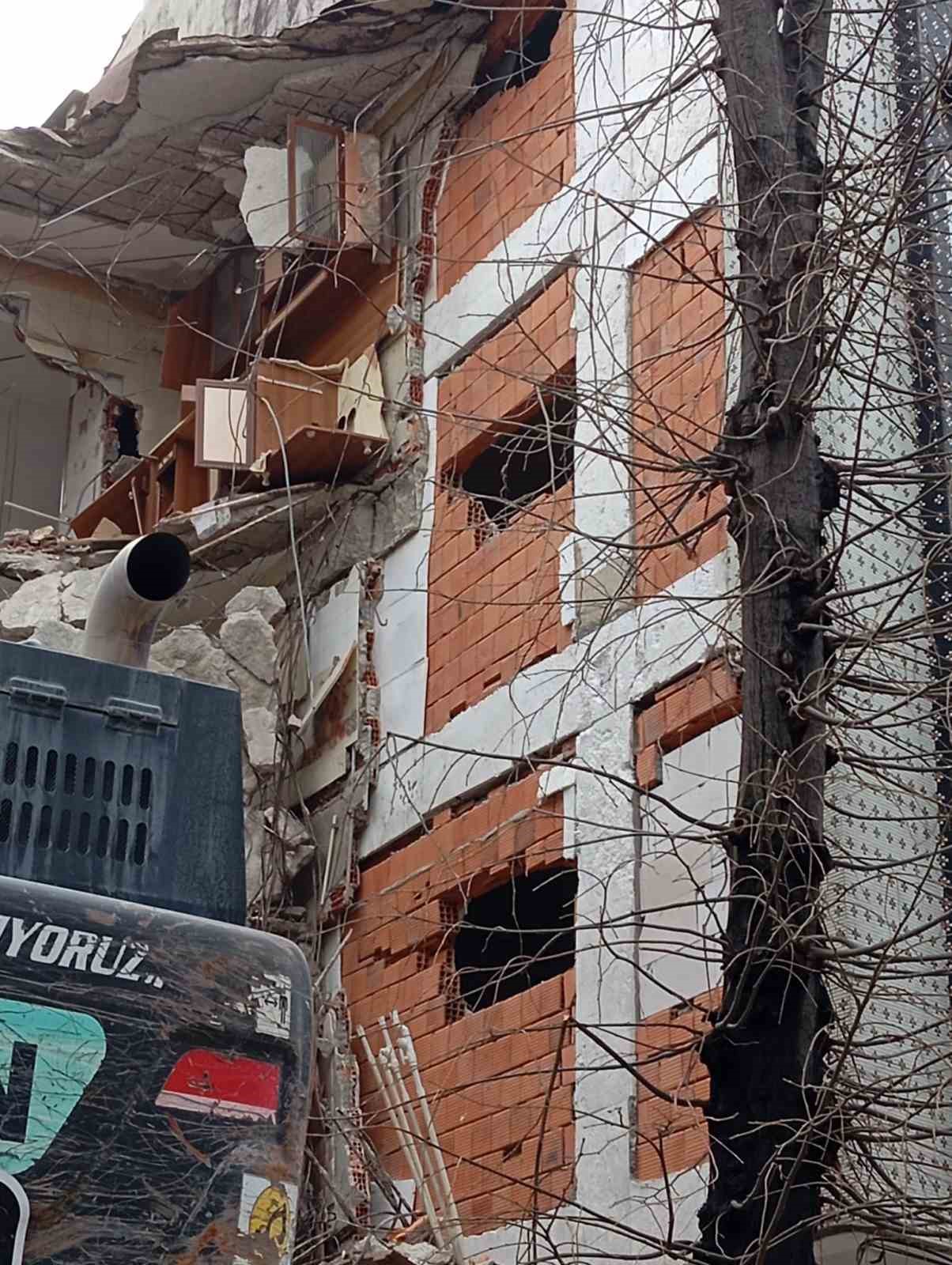 Kepçe komşu eve girdi, genç kız çığlık atarak yardım istedi
