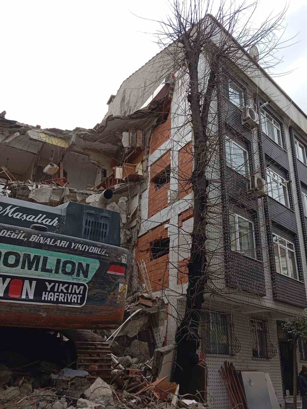 Kepçe komşu eve girdi, genç kız çığlık atarak yardım istedi
