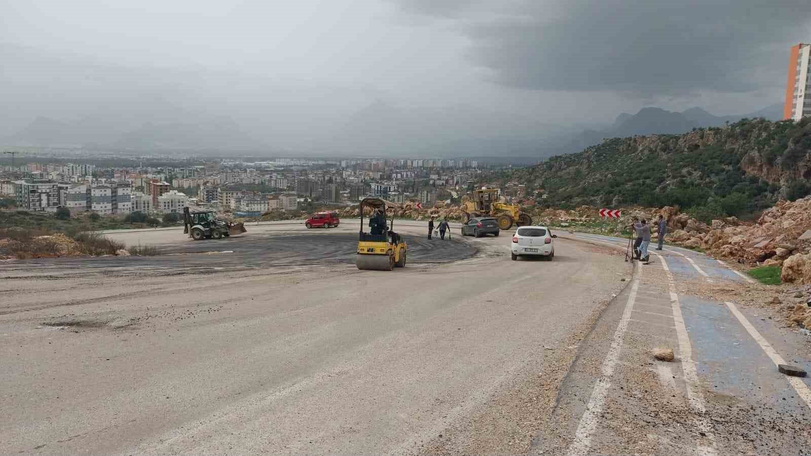 Kepez Belediyesi, yağmurun aşındırdığı yolları yeniledi
