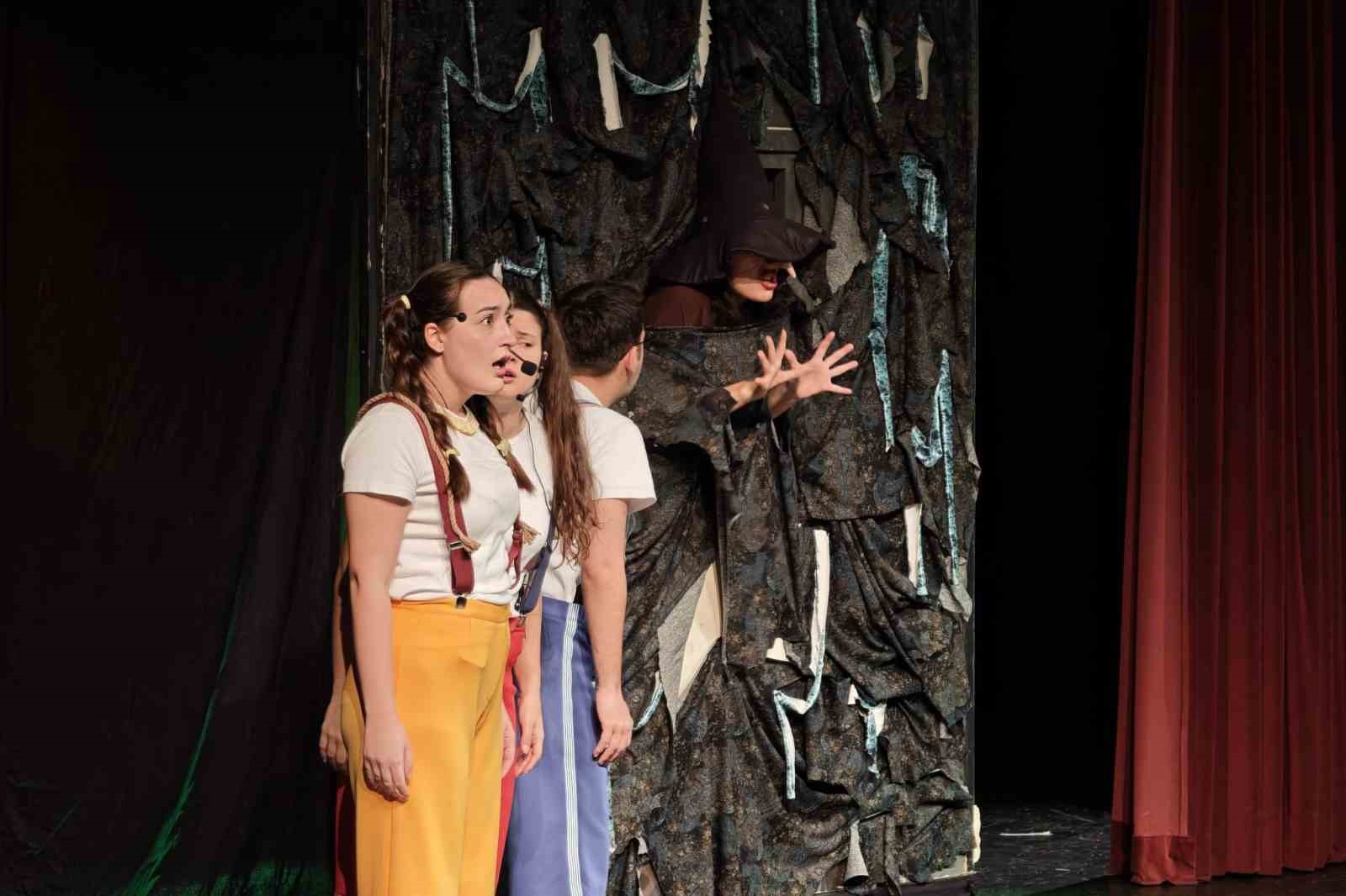 Kepez Kent Tiyatrosu yılın ilk çocuk oyununu sahneledi
