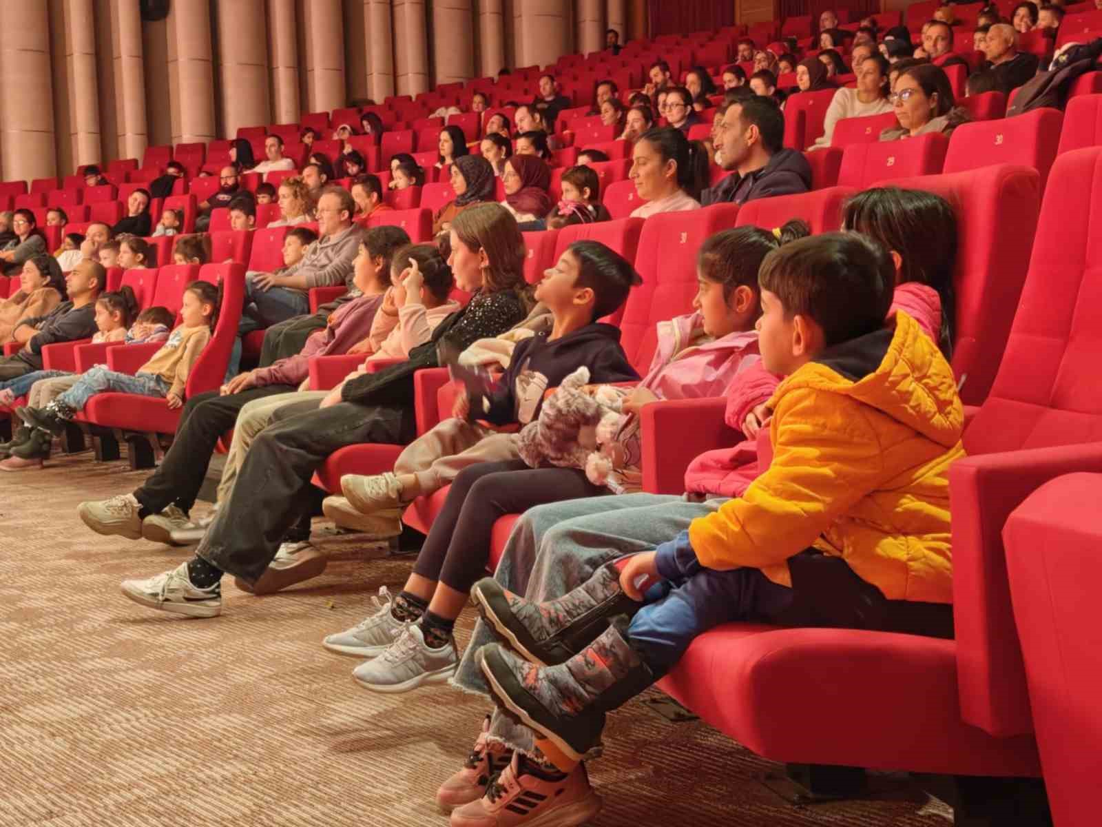 Kepez Kent Tiyatrosu yılın ilk çocuk oyununu sahneledi
