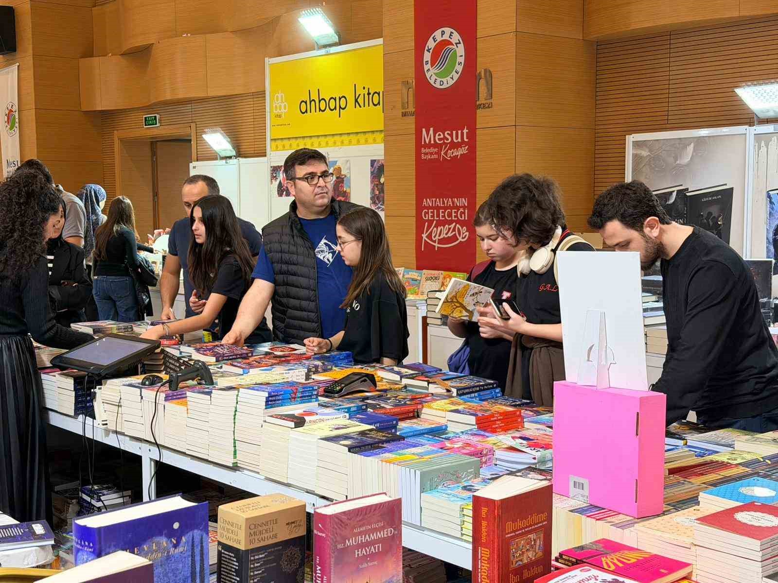 Kepez Kitap Fuarı’na yoğun ilgi
Kepez Kitap Fuarı’na yoğun ilgi