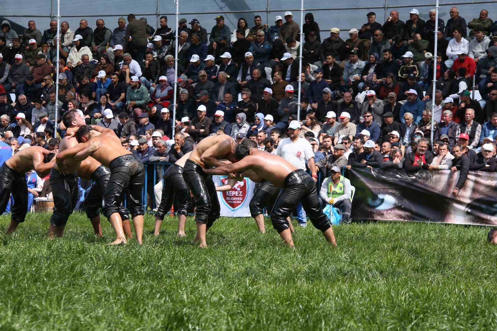 Kepez’de 12 yıl sonra er meydanı kuruldu: 984 pehlivan kıyasıya mücadele etti
