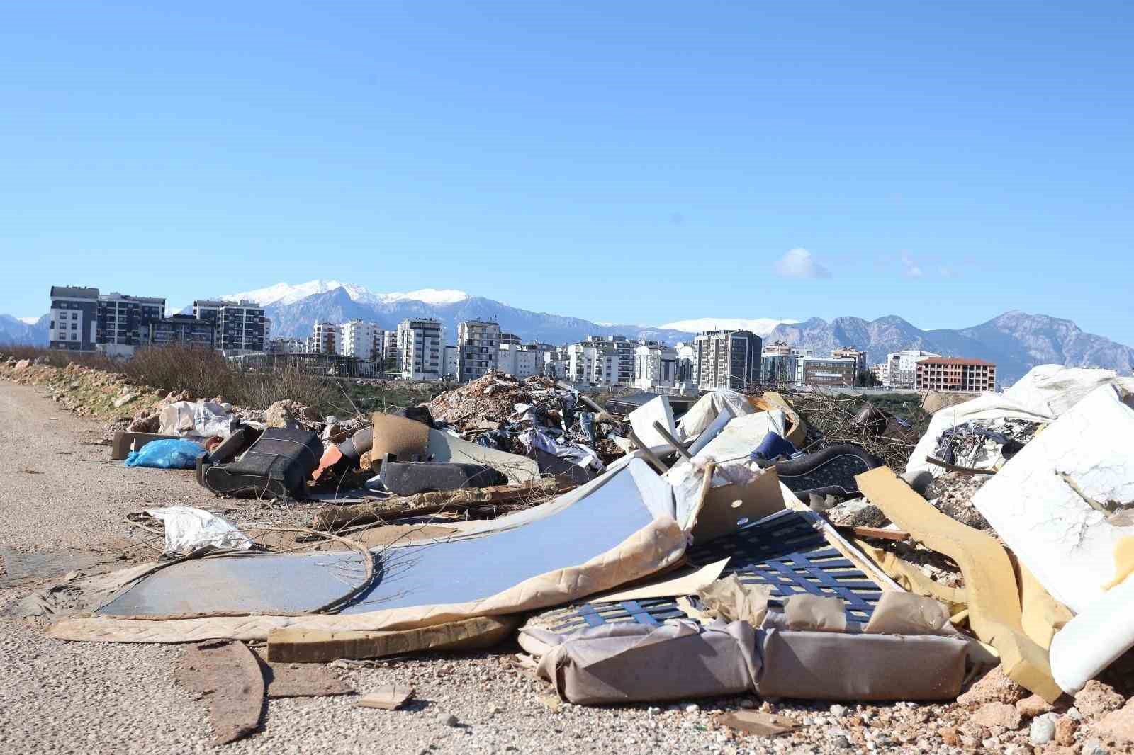 Kepez’de 2025’te çevreyi kirletenlere toplam 3 milyon lira para cezası kesildi
Kepez’de 2025’te çevreyi kirletenlere toplam 3 milyon lira para cezası kesildi