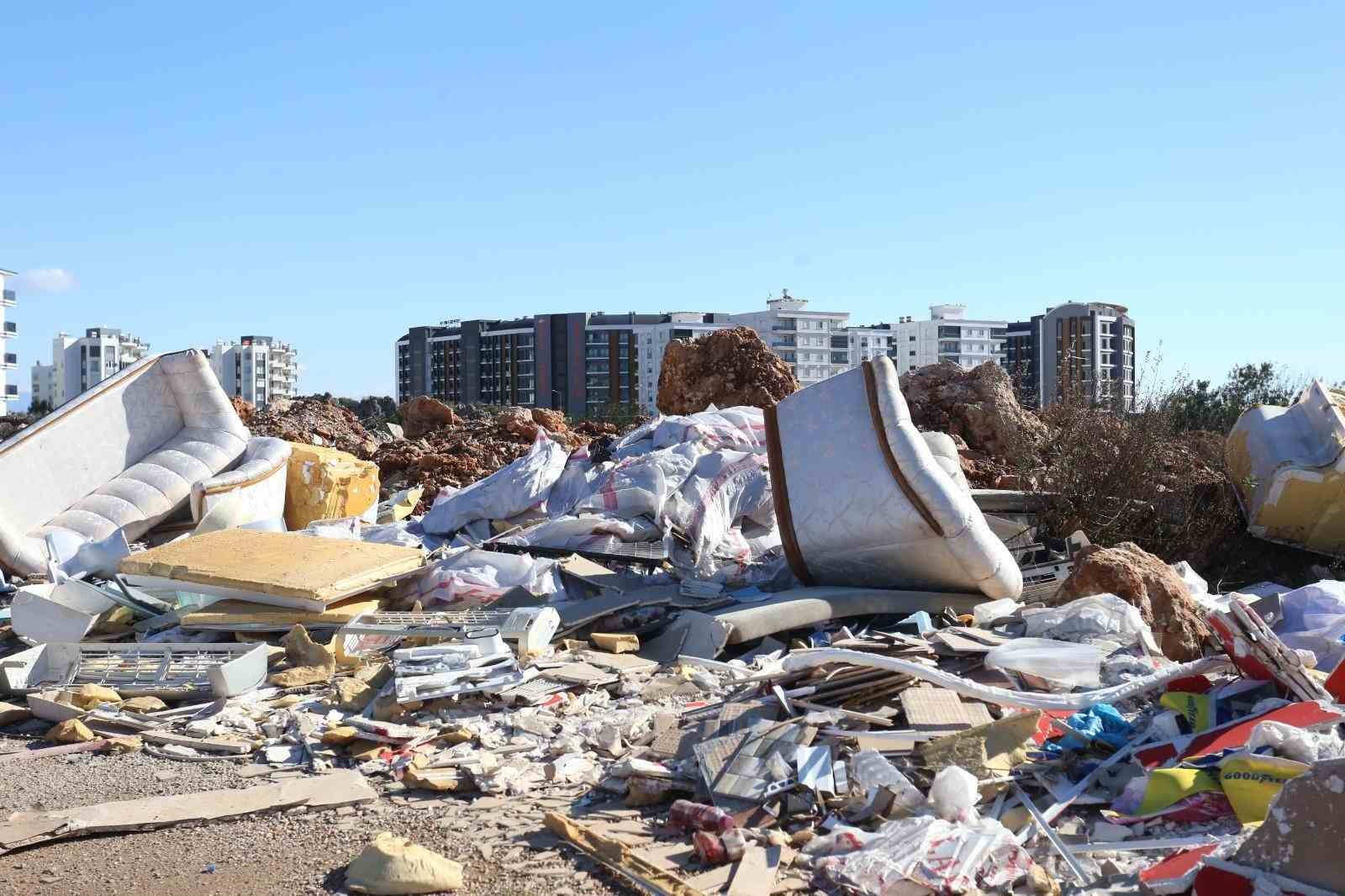 Kepez’de 2025’te çevreyi kirletenlere toplam 3 milyon lira para cezası kesildi
Kepez’de 2025’te çevreyi kirletenlere toplam 3 milyon lira para cezası kesildi