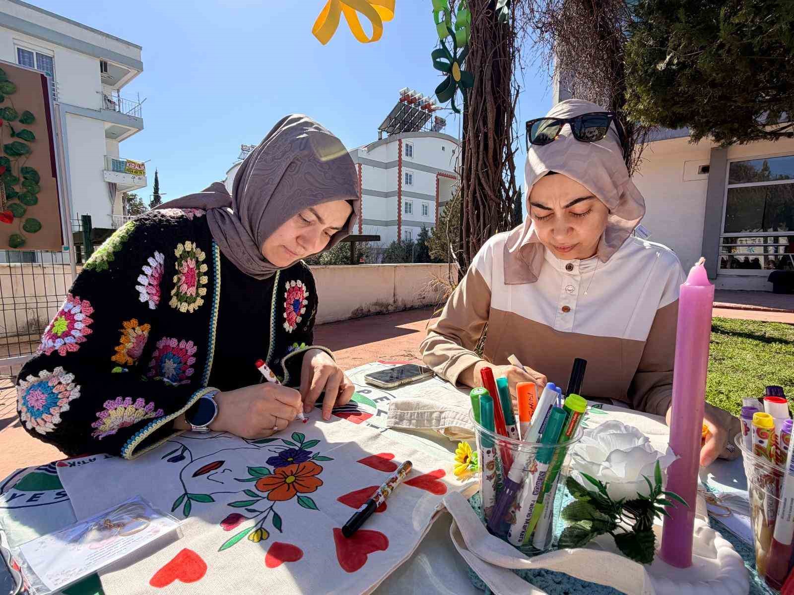 Kepez’de anneler çanta boyadı
