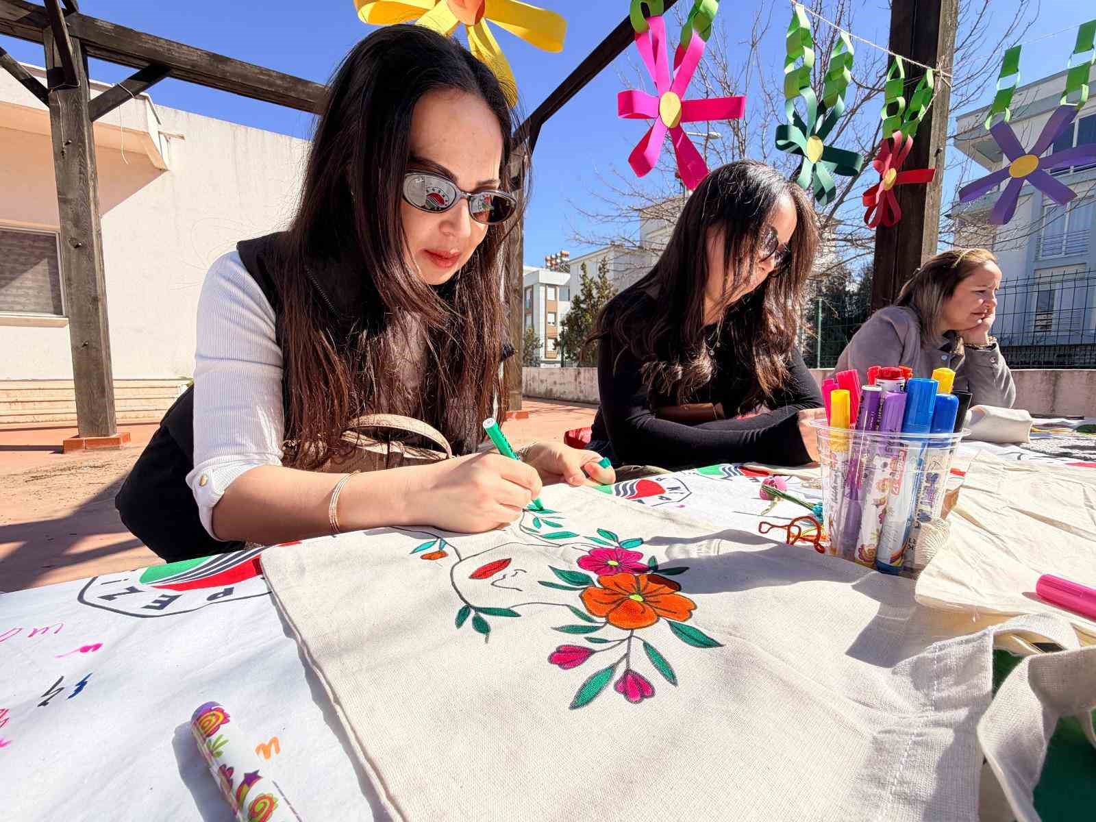 Kepez’de anneler çanta boyadı
