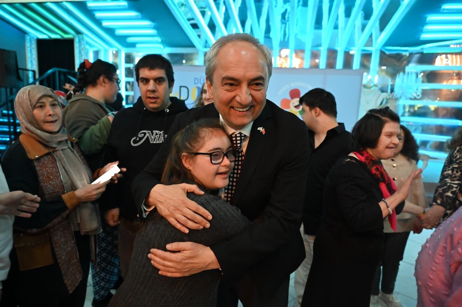 Kepez’de Dünya Down Sendromlular Farkındalık Günü’nde en güzel buluşma
Kepez’de Dünya Down Sendromlular Farkındalık Günü’nde en güzel buluşma