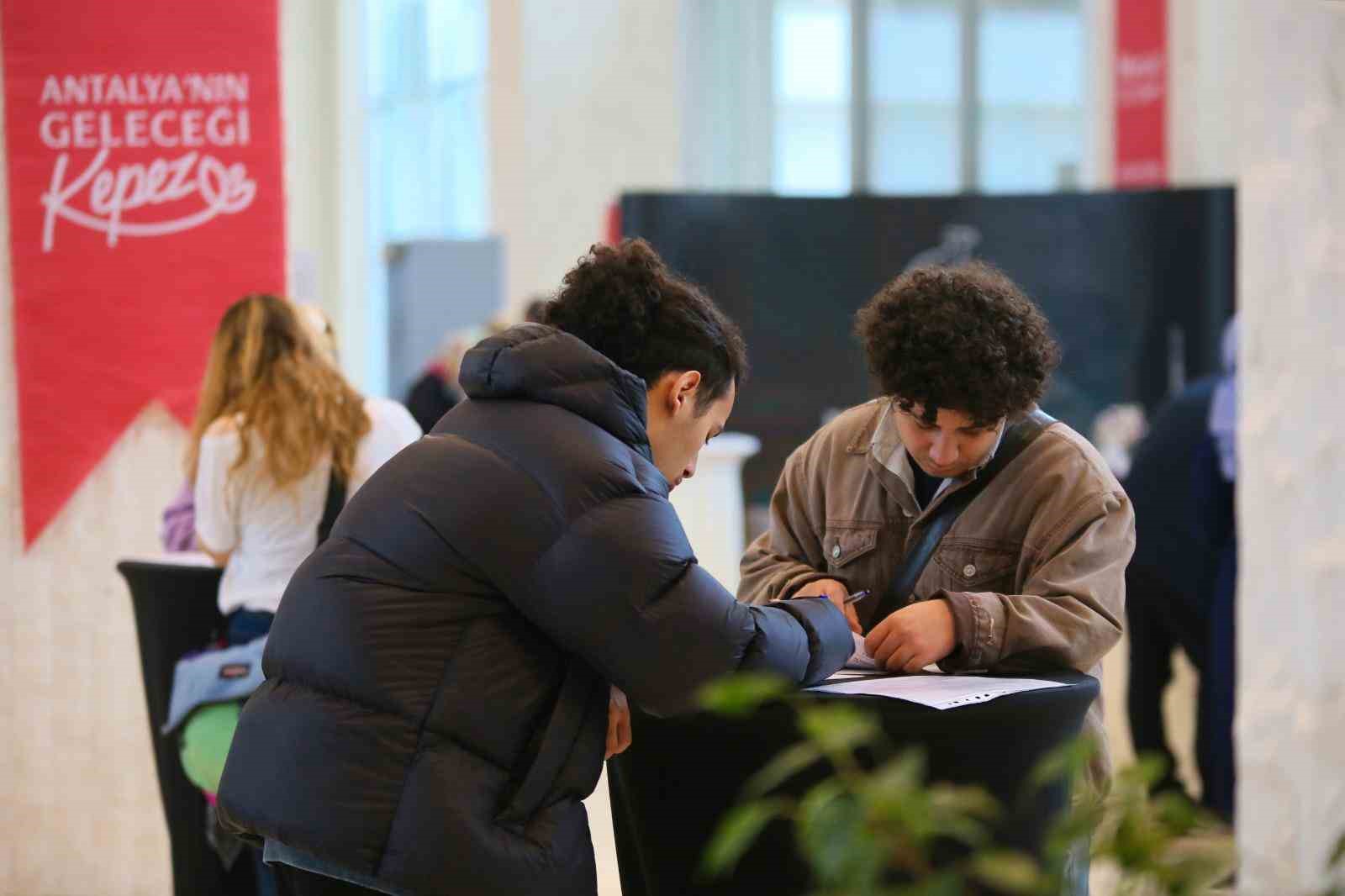 Kepez’de iş arayanlarla işverenler aynı çatı altında buluştu
