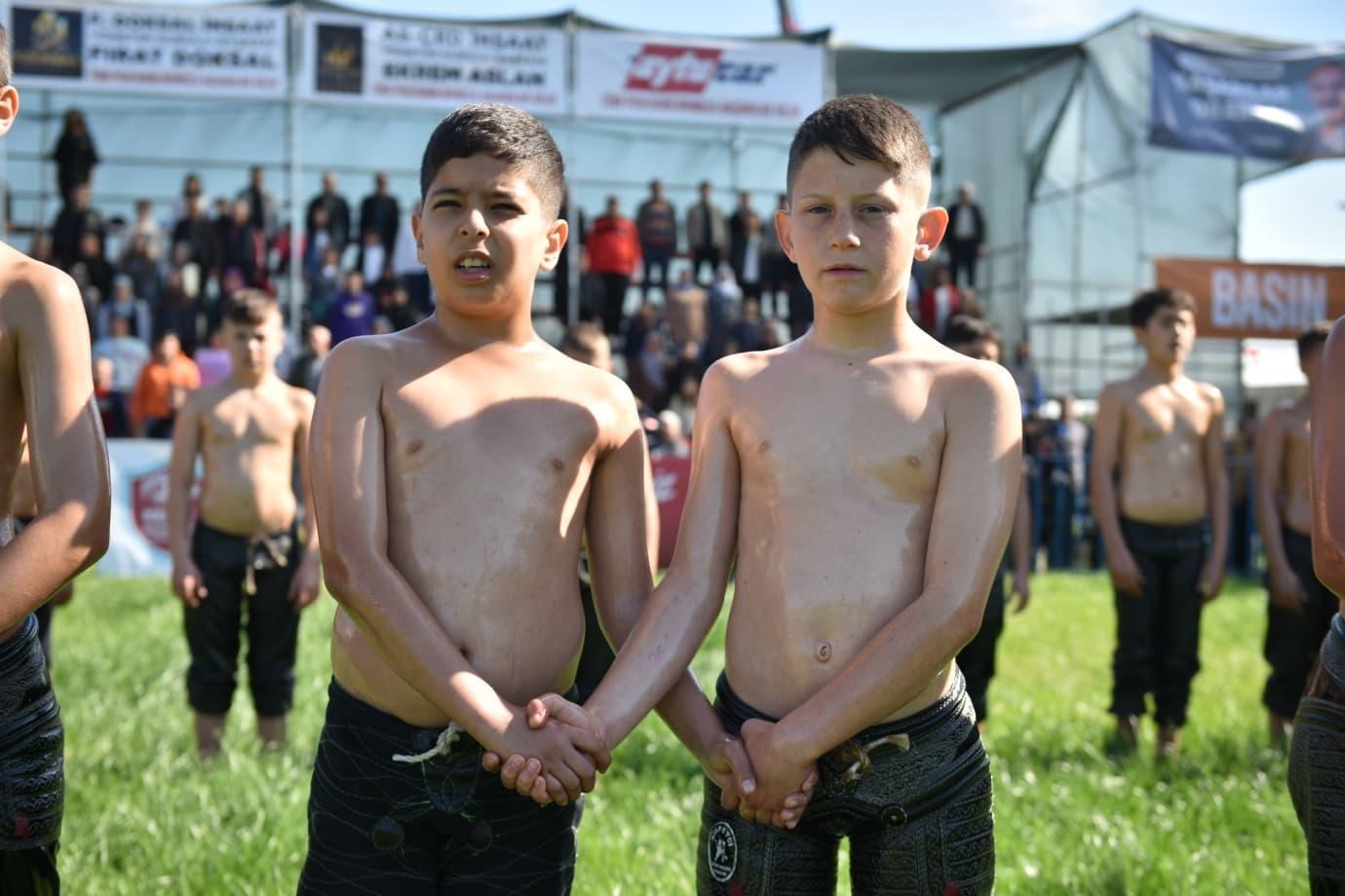 Kepez’de pehlivanlar dualı çayıra çıktı
