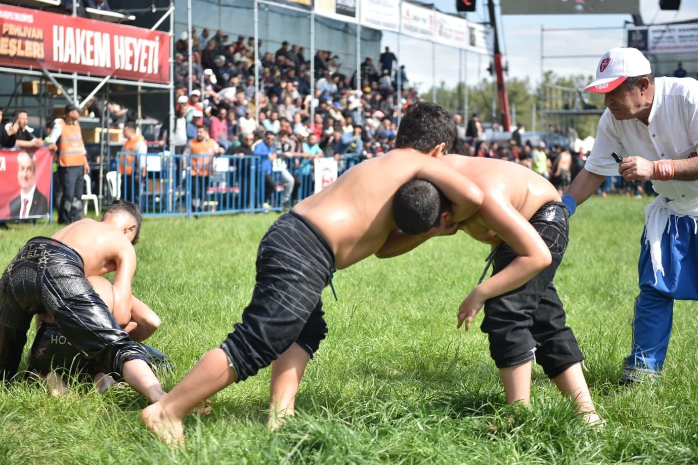 Kepez’de pehlivanlar dualı çayıra çıktı
