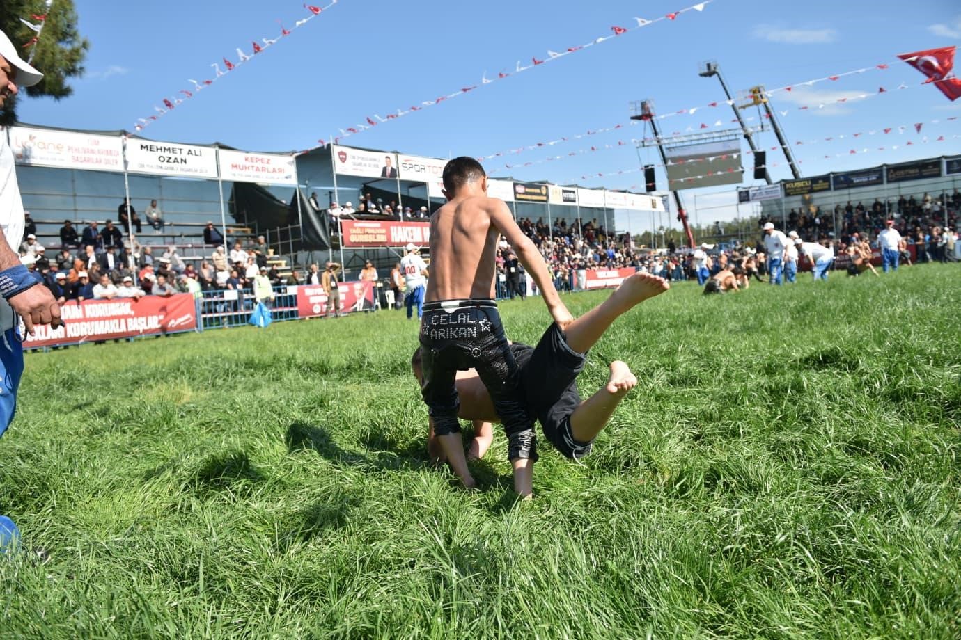 Kepez’de pehlivanlar dualı çayıra çıktı
