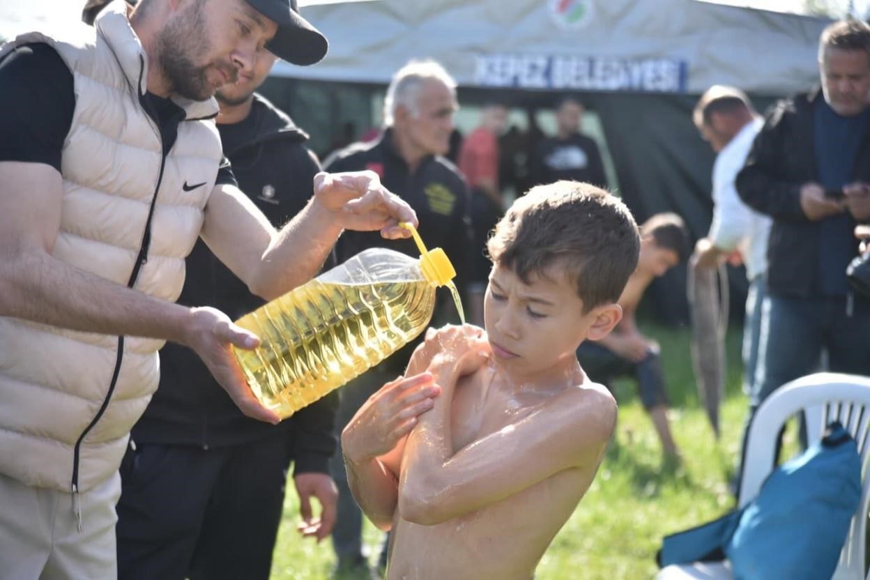 Kepez’de pehlivanlar dualı çayıra çıktı
