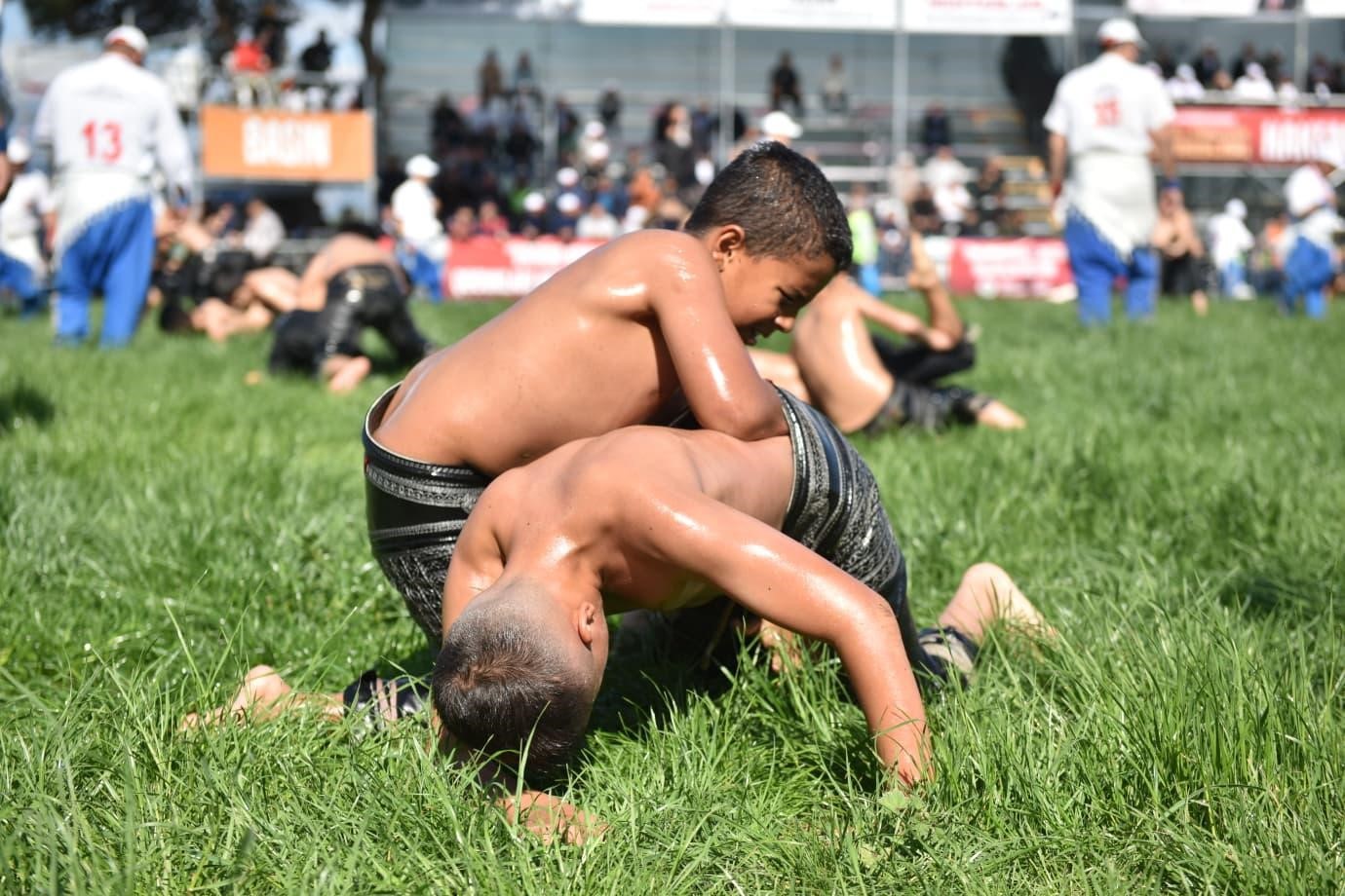 Kepez’de pehlivanlar dualı çayıra çıktı
