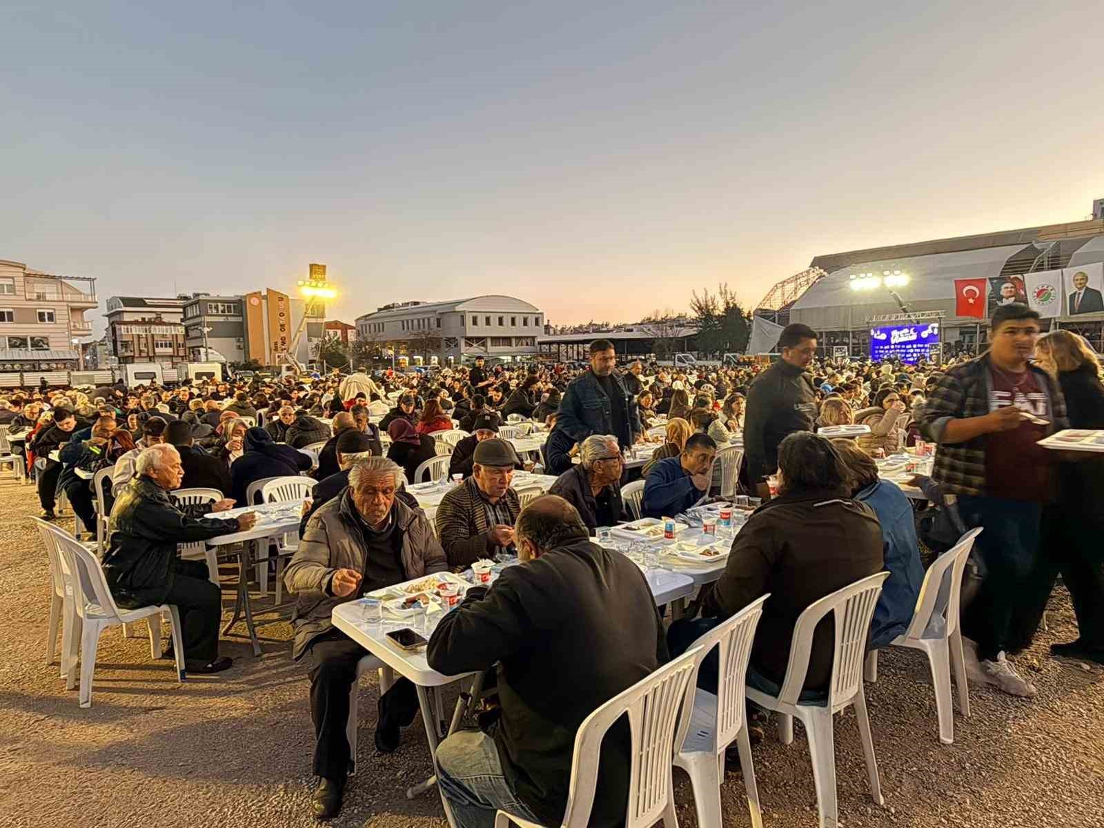 Kepez’de Ramazan bereketi: 5 mahalle tek sofra
