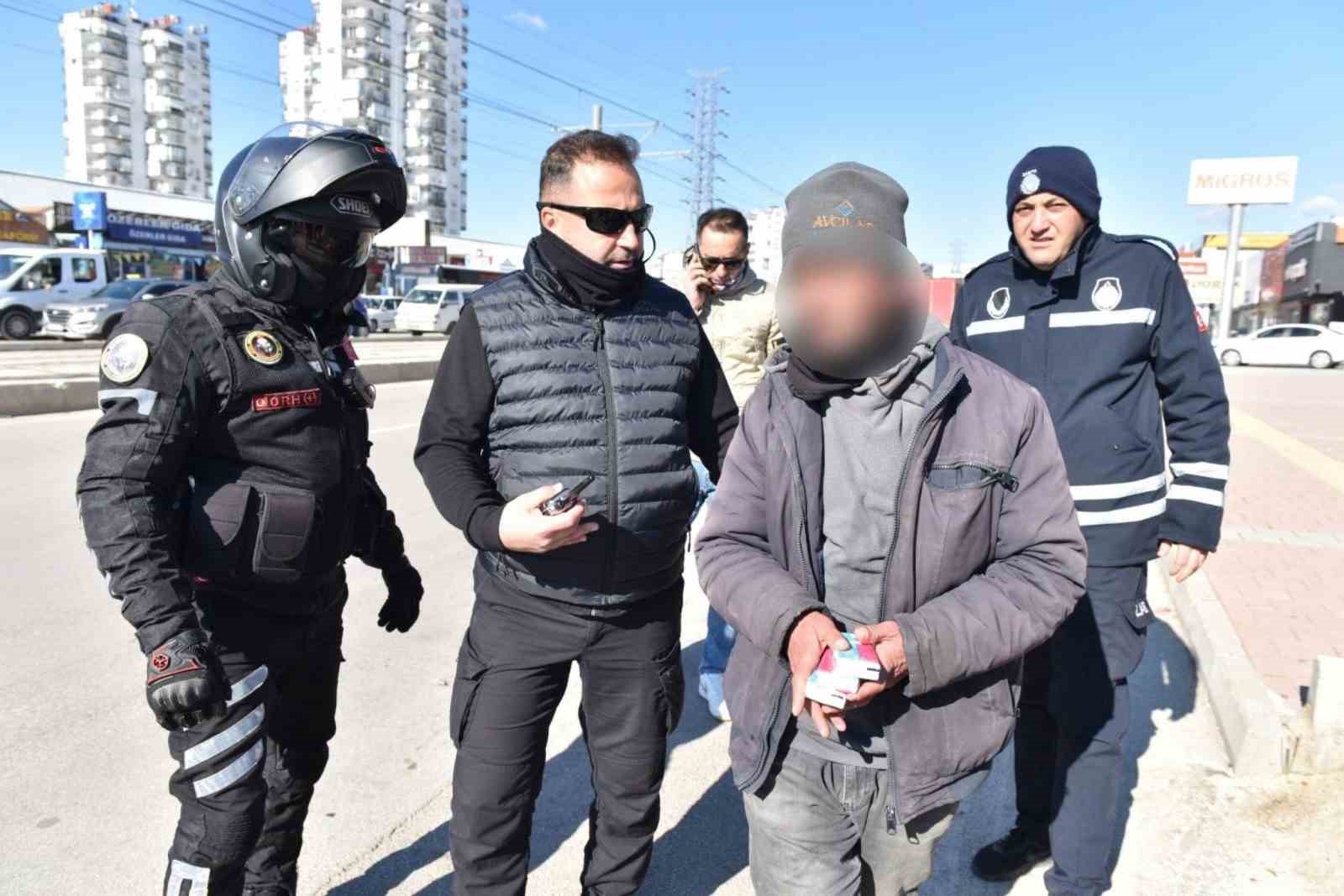 Kepez’de seyyar satıcı ve dilencilere operasyon
Kepez’de seyyar satıcı ve dilencilere operasyon