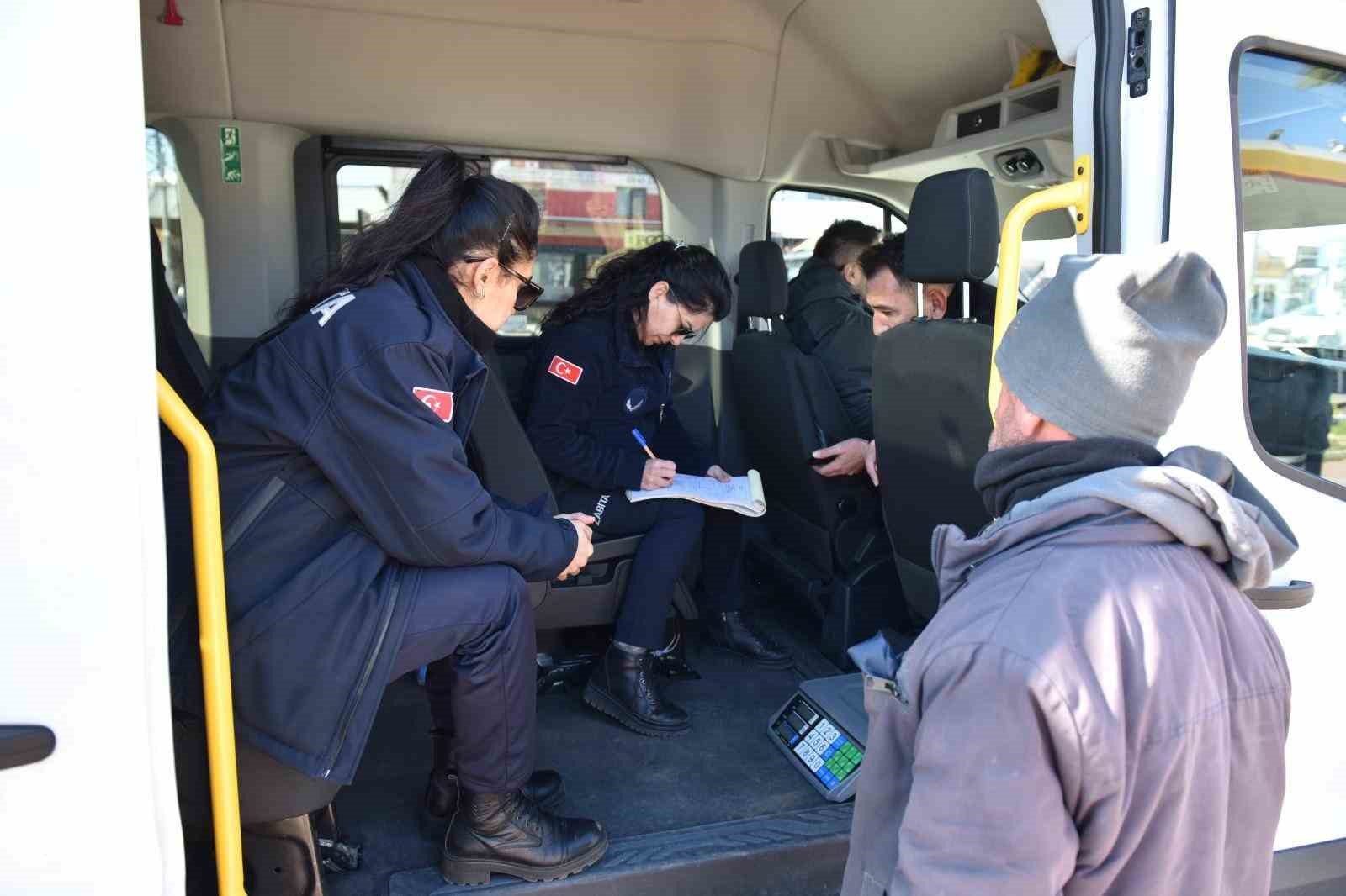 Kepez’de seyyar satıcı ve dilencilere operasyon
Kepez’de seyyar satıcı ve dilencilere operasyon