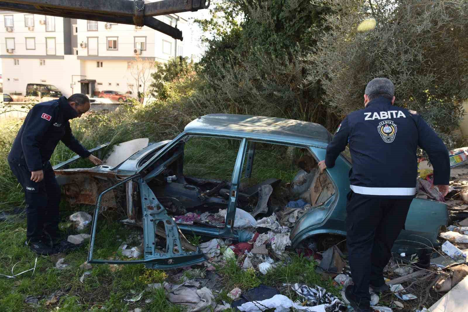 Kepez’de terk edilmiş hurda araçlar kaldırıldı
