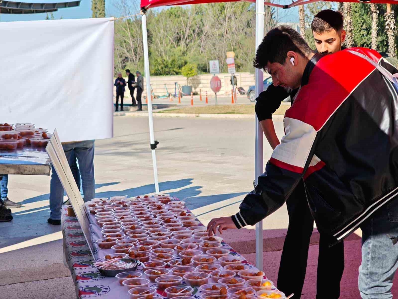 Kepez’de trafik kazasında hayatını kaybeden AÜ öğrencileri için lokma hayrı
