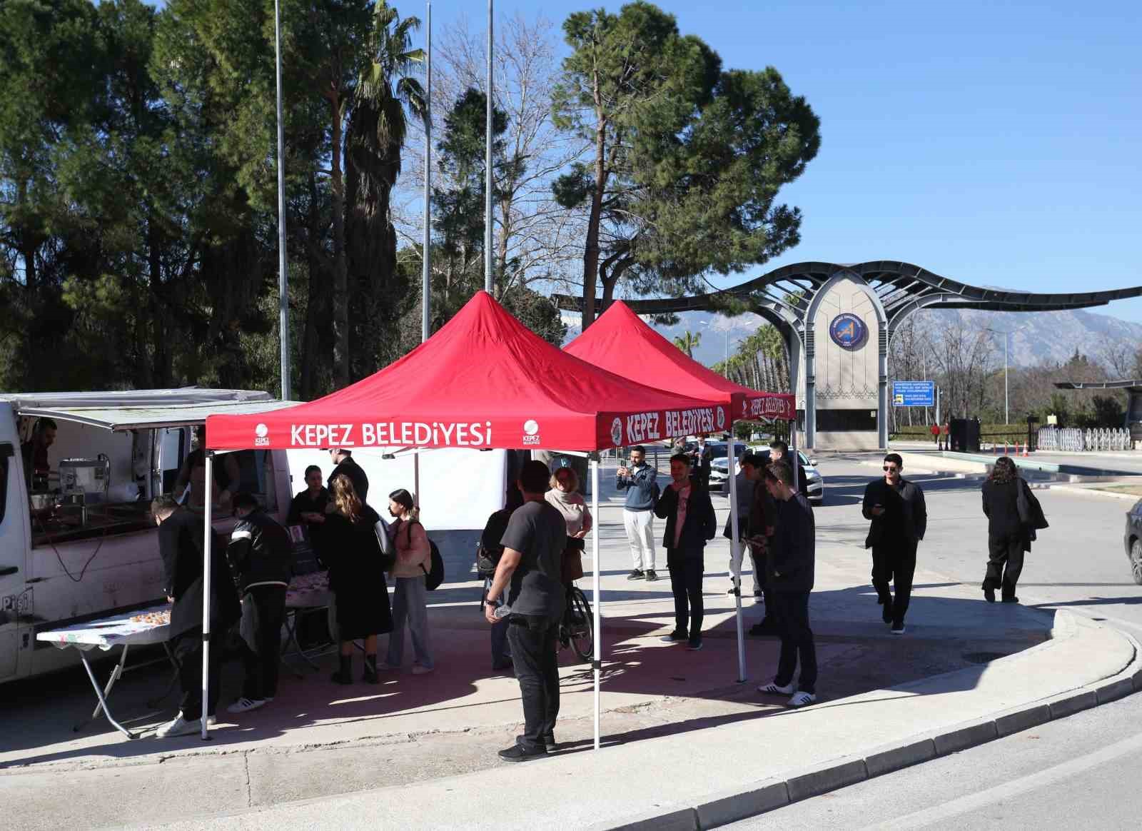 Kepez’de trafik kazasında hayatını kaybeden AÜ öğrencileri için lokma hayrı
