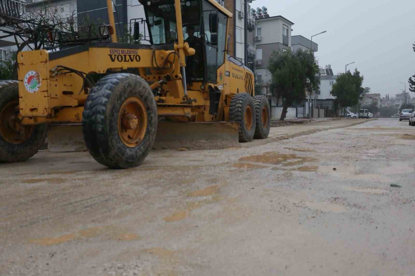Kepez’de yağış sonrası bozulan yollara müdahale
