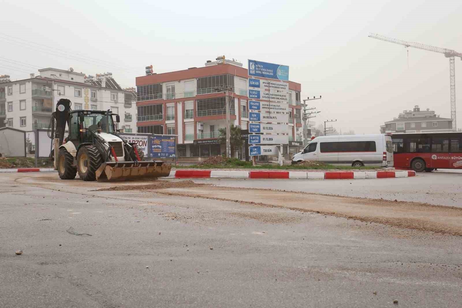 Kepez’de yağış sonrası bozulan yollara müdahale
