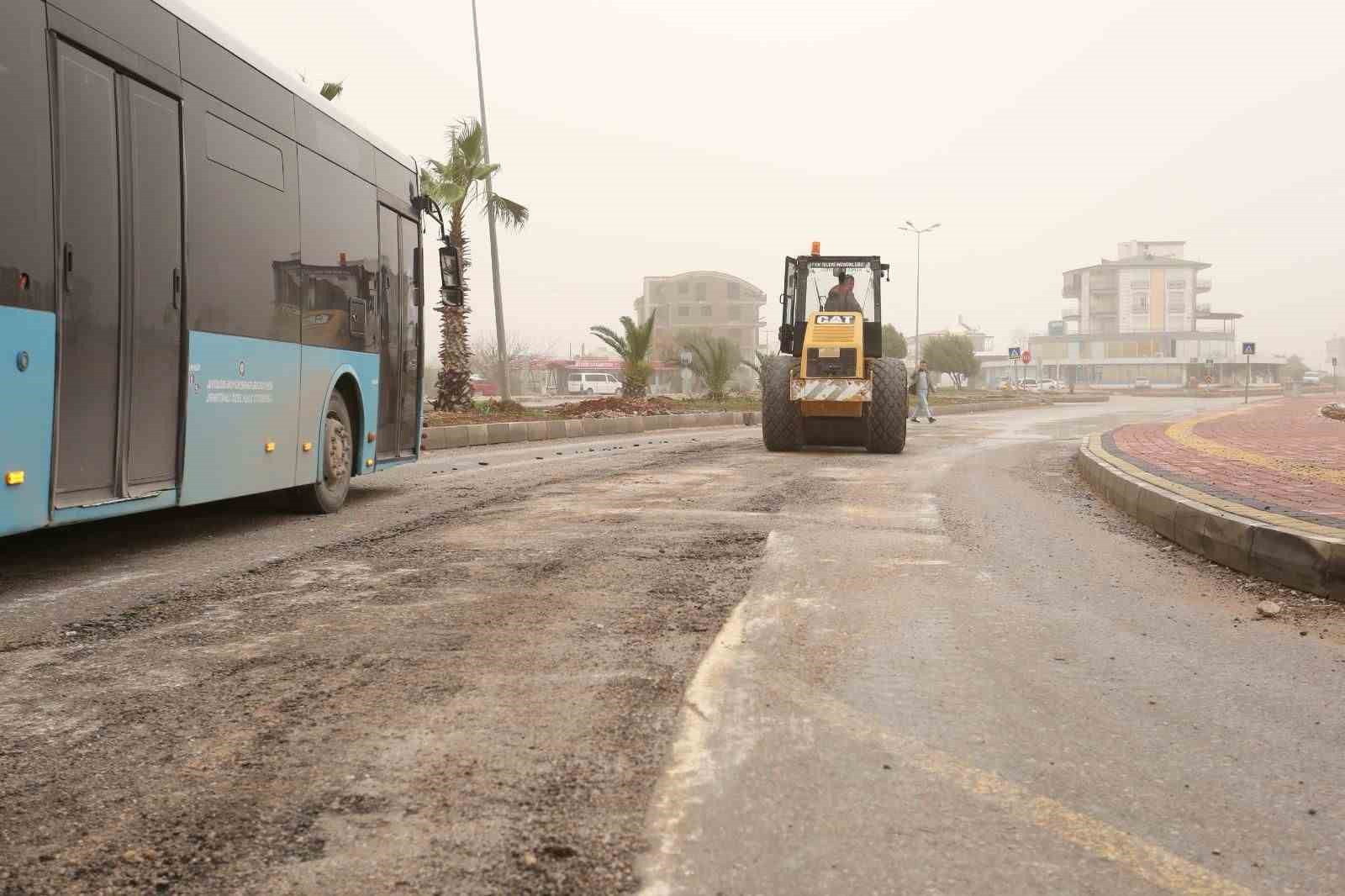 Kepez’de yağış sonrası bozulan yollara müdahale
