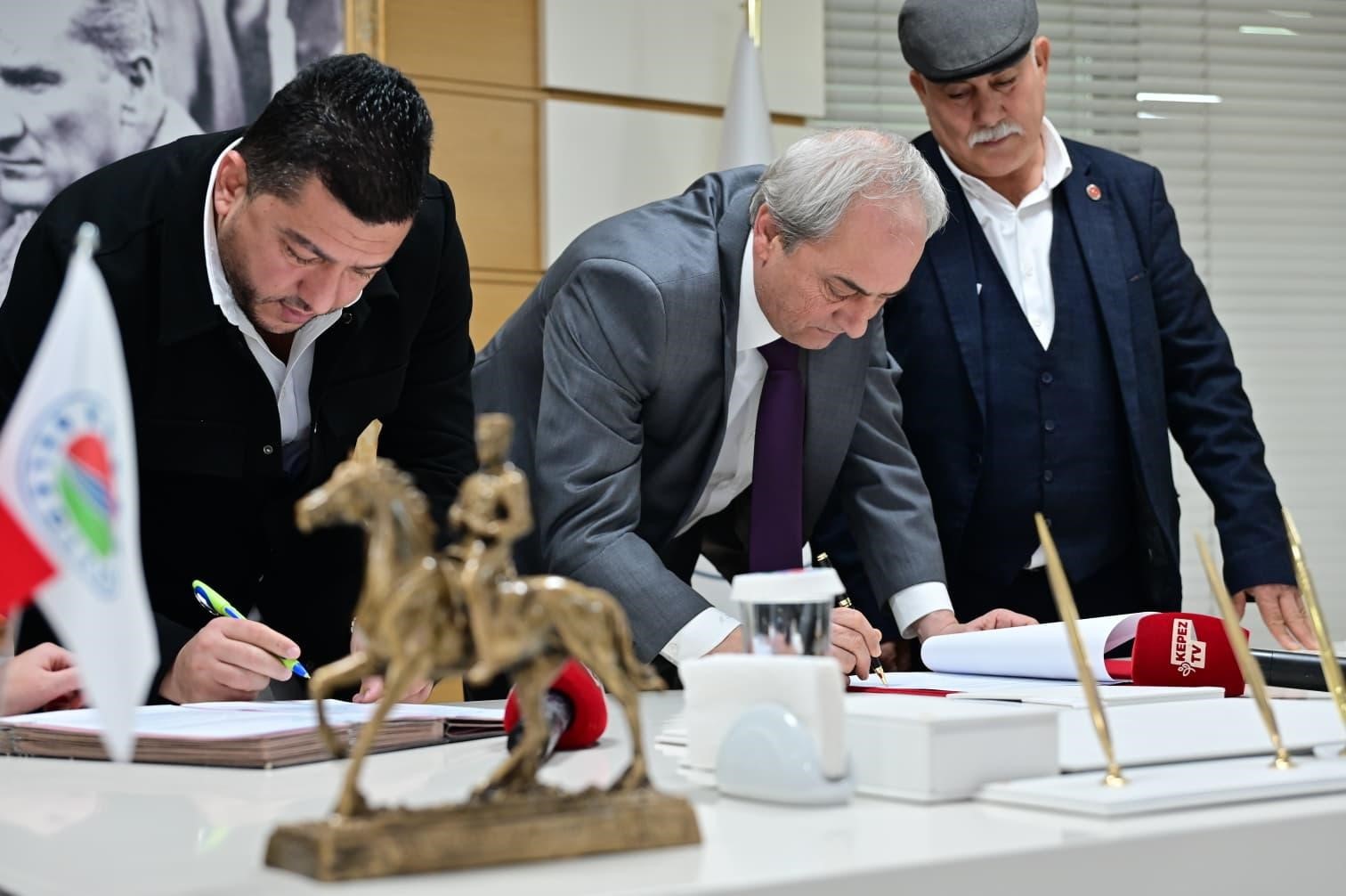 Kepez’e 2 Semt Evi, 1 Barınma Evi geliyor
Kepez’e 2 Semt Evi, 1 Barınma Evi geliyor