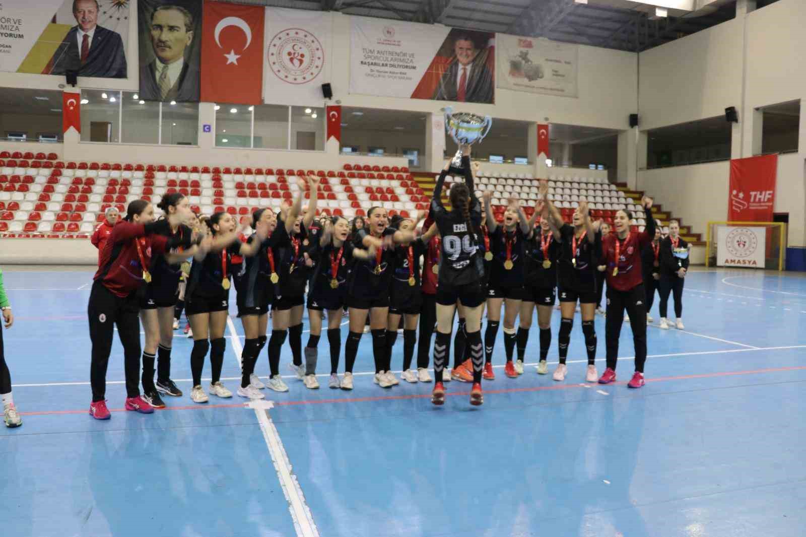 Kepez’in yıldız kızları hentbolda Türkiye şampiyonu
Kepez’in yıldız kızları hentbolda Türkiye şampiyonu