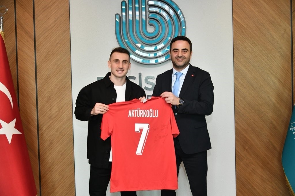 Kerem Aktürkoğlu’ndan Başkan Özlü’ye forma hediyesi
