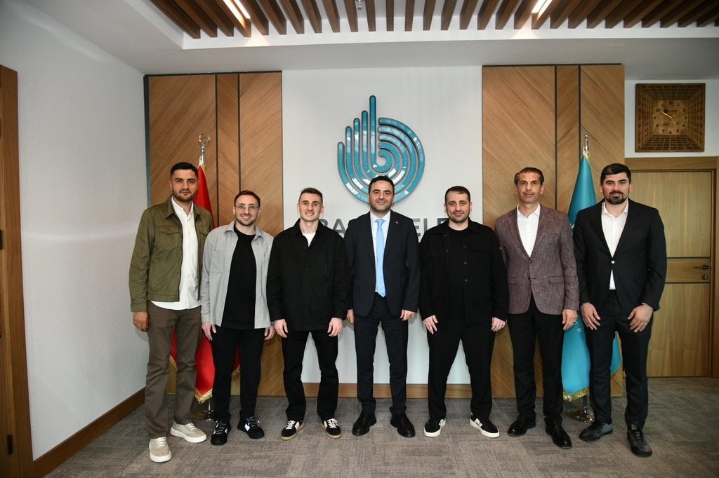 Kerem Aktürkoğlu’ndan Başkan Özlü’ye forma hediyesi
