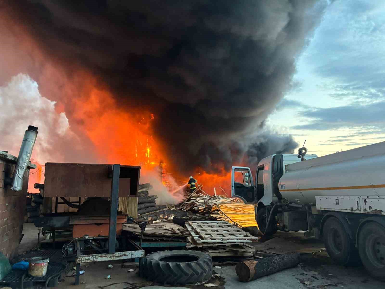 Kereste fabrikasındaki yangın kontrol altına alındı
