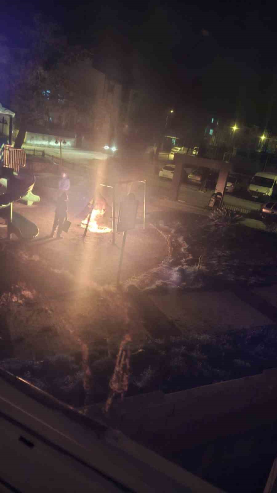 Keşan’da çocuk parkında yakılan ateş oyun gruplarına zarar verdi
