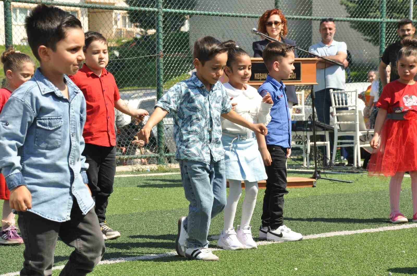 Keşan’da Romanlar Günü kutlamaları renkli görüntülere sahne oldu
Keşan’da Romanlar Günü kutlamaları renkli görüntülere sahne oldu